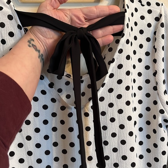 Green Envelope ruffled sleeve tie back white w/ black polka dots blouse Size L - Picture 6 of 7